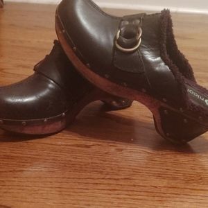 Black solid leather Nicole clogs.